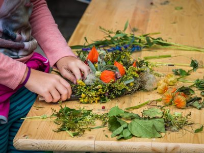 Na zajęciach dzieci wyplotą wianki z wikliny i przyozdobią je kwiatami (fot. pixabay)