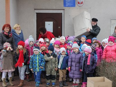 Dzieci z dąbrowskiego przedszkola wysłały swoje zabawki na wakacje (fot. mat. Oddziału Przedszkolnego przy SP nr 26)