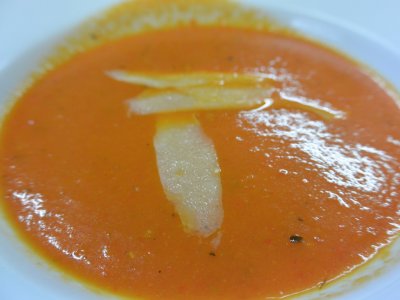 Zupa krem z pieczonych pomidorów i papryki (fot. mat. Cynamonu)