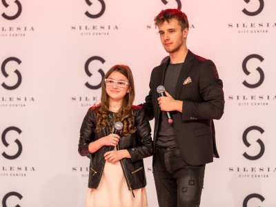 Zwyciężczyni konkursu "Silesia Kids" 11-letnia Aleksandra Płóciennik z Poręby z prowadzącym Maćkiem Musiałem  (fot. mat. organizatora)